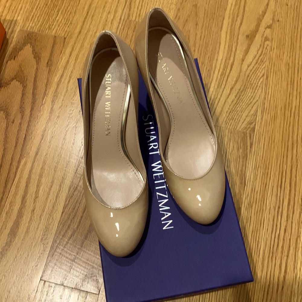 Stuart Weitzman Moody Mid-Heel Paten Pump
